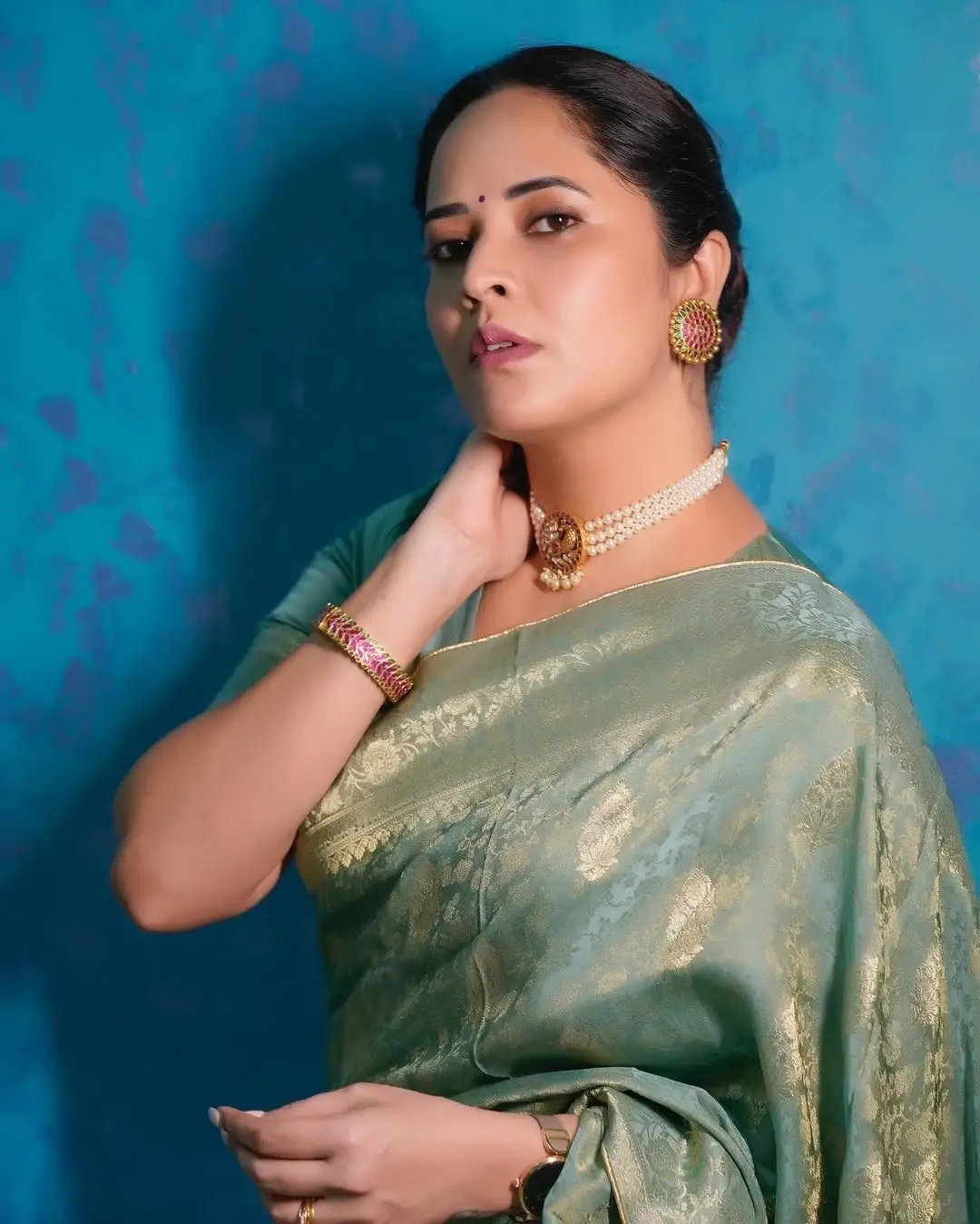 South Actress Anasuya Bharadwaj in Blue Saree